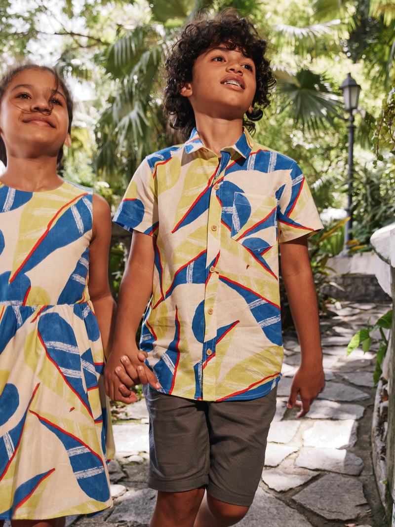 Printed Button Up Woven Shirt in Oversized Tropical Leaf - View 2